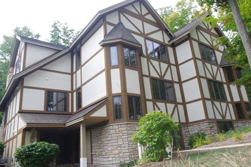 http://www.boyne.com/BoyneHighlands/Lodging/AlpineVillagePhotos/Large/SummerExteriorAlpineVillage.jpg