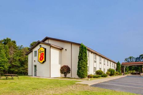 https://www.wyndhamhotels.com/content/dam/property-images/en-us/se/us/mi/grayling/03583/03583_exterior_day_2.jpg?downsize=1800px:*