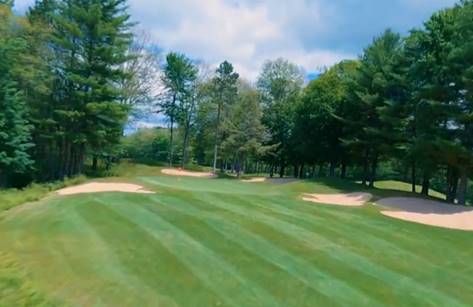 A golf course with sand bunkers and trees

Description automatically generated with low confidence
